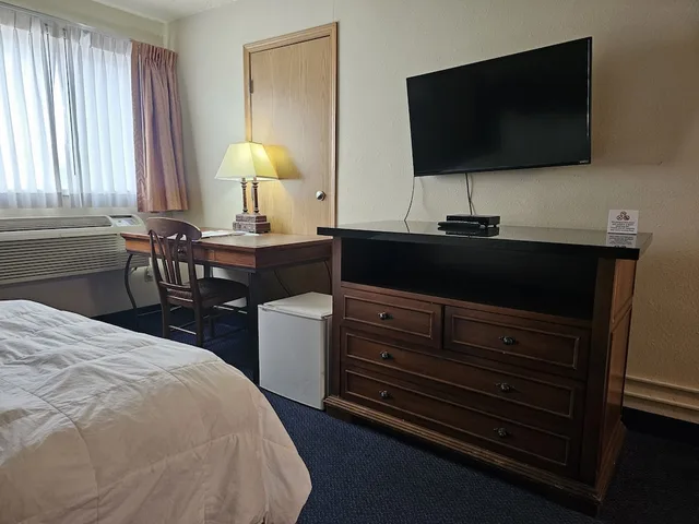غرفة قياسية بسريرين كوين، Broadway Inn Conference Center 4/7