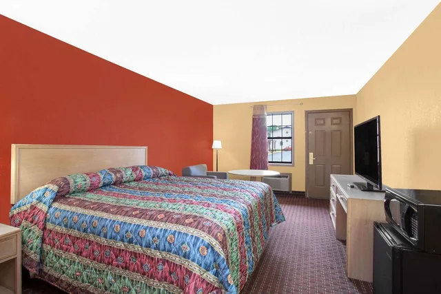 Room, King Bed, Knights Inn Wildersville 2/3