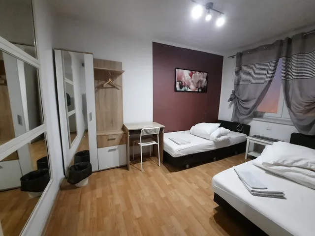 غرفة بسريرين منفصلين بإطلالة على الفناء، Lorf Hostel&Coffee 1/3