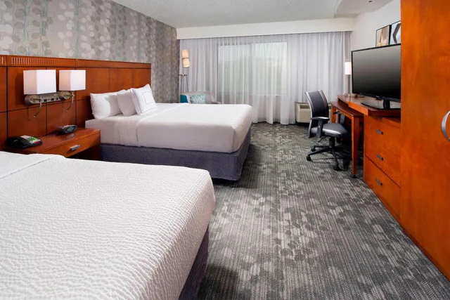 غرفة بسريرين كوين بحوض استحمام لذوي الإعاقة، Courtyard By Marriott San Antonio Seaworld Lackland 2/4