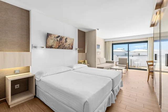 غرفة عائلية بسرير مزدوج وسريرين منفصلين بإطلالة على المسبح بشرفة، THB Lanzarote Beach 2/10