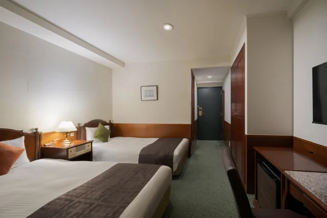 غرفة بسرير نصف مزدوج وسريرين منفصلين للمدخنين، Premier Hotel Cabin Asahikawa 1/1