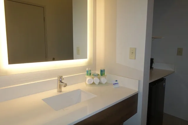 غرفة قياسية بسريرين كوين لذوي الإعاقة، Holiday Inn Express Suites Brentwood 4/5