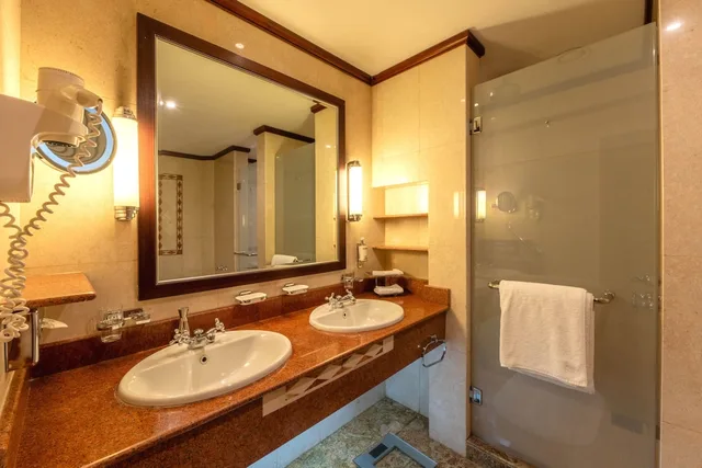 جناح تنفيذي بسرير كينج، Kigali Serena 4/5