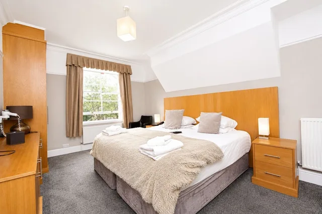غرفة جونيور بسرير كينج وسريرين منفصلين، Hedley House Hotel 1/9