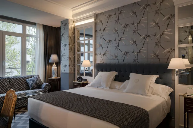 غرفة ثلاثية بسرير كوين مع أريكة، Heritage Madrid Hotel 1/2
