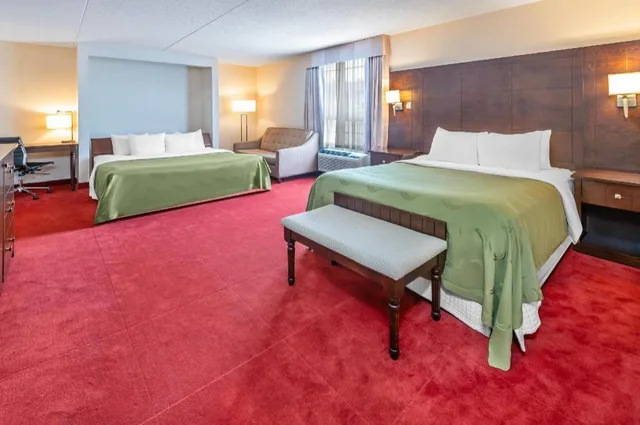 Upgrade, King and Queen Bed، Rodeway Inn Festival Stratford ON 1/5