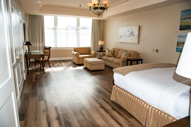جناح سوبيريور بسرير كينج مع أريكة يُسمح فيها بالحيوانات الأليفة بحوض استحمام، Haywood Park Hotel, Ascend Hotel Collection 8/10