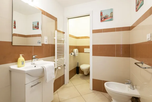 2 Bedrooms, Signature, Loft, Apartment, 5 Beds, City View, Sofa، Hybernska Apartments 8/10