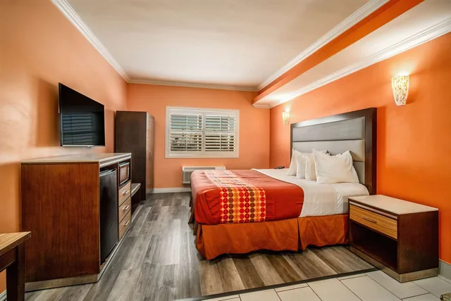 غرفة بسرير كينج، Rodeway Inn and Suites Pasadena 2/8