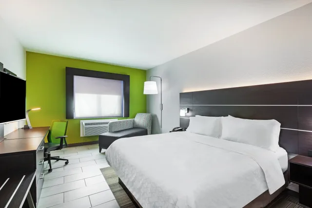 غرفة بسرير كينج لذوي الإعاقة، Holiday Inn Express Suites Port Lavaca 1/3