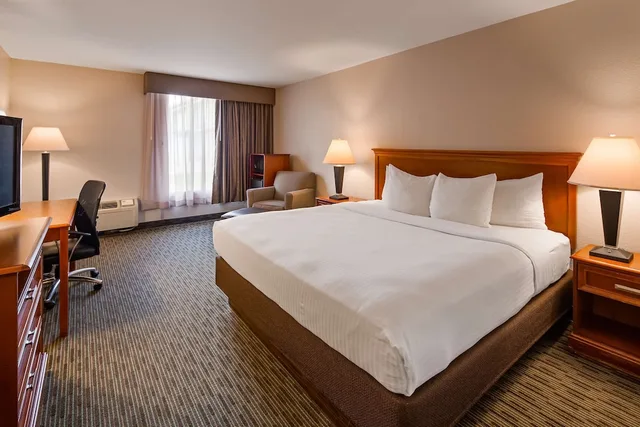 غرفة قياسية كبيرة بسرير كينج، Best Western Tomah Hotel 1/5