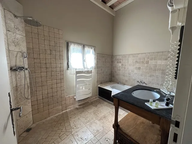 جناح بسريرين منفصلين بشرفة بغرفة نوم واحدة، Le Roy Soleil & Spa 1/1