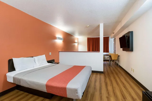 1 Full Bed - Accessible, Smoking، Motel6 Davenport, IA 2/10