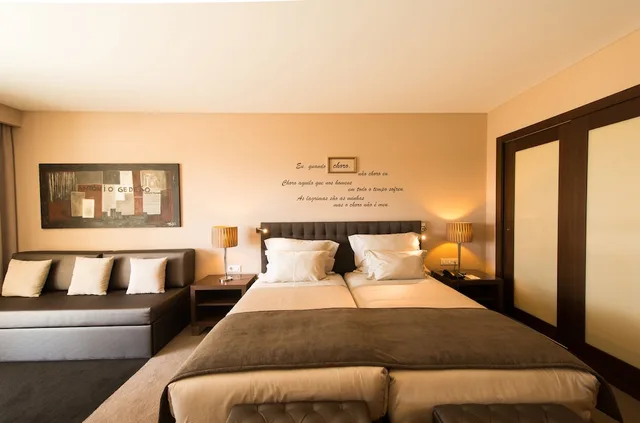 غرفة بريميوم بسرير مزدوج بإطلالة على البحر بشرفة، Vila Gale Collection Palacio dos Arcos 3/10