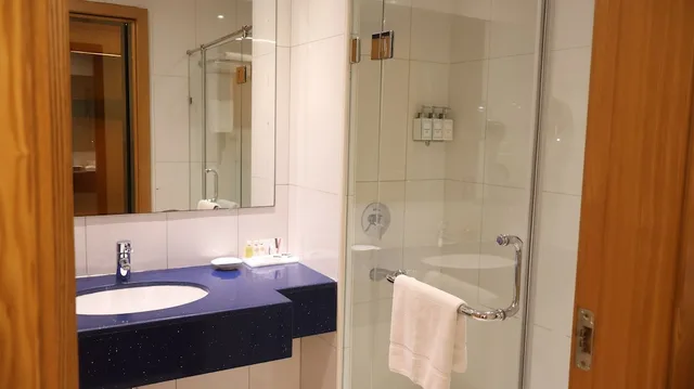 غرفة بسريرين منفصلين بإطلالة على المدينة، Golden Tulip Muscat 6/9