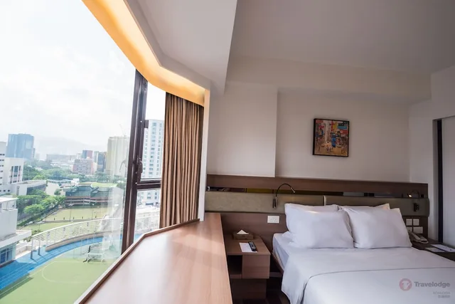Deluxe Queen, Travelodge Kowloon 7/9