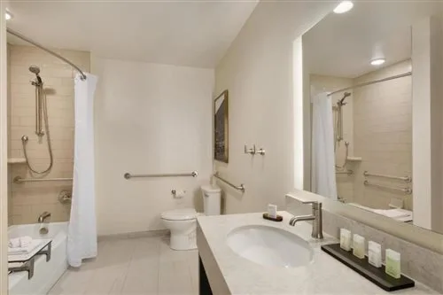 جناح ركني، Embassy Suites by Hilton Syracuse Destiny USA 2/2