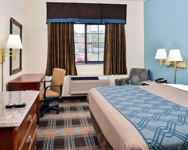 غرفة بسرير كوين للمدخنين، Econo Lodge Inn and Suites Shelbyville 1/1