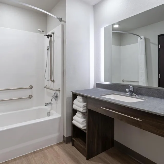 غرفة بسرير كينج وسريرين كوين لذوي الإعاقة، My Place Hotel-Randolph, VT 2/3