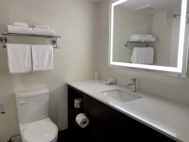 غرفة قياسية بسرير كوين، Elk Lake Inn Suites Victoria 4/6