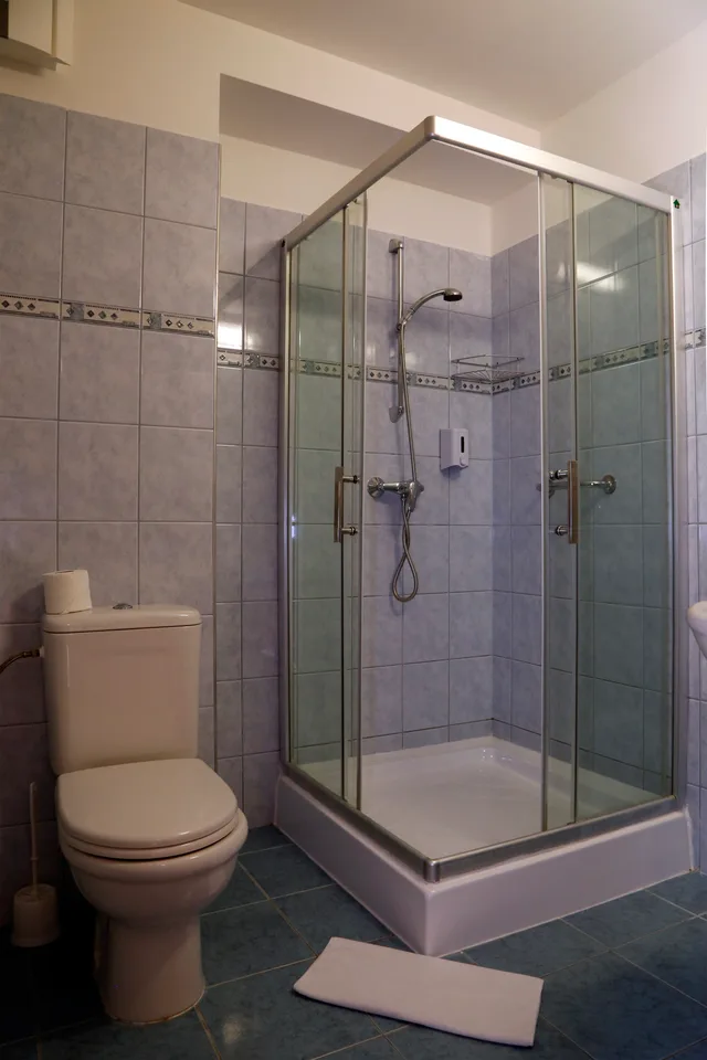 Standard, King Bed, Six Inn Hotel Budapest 2/3