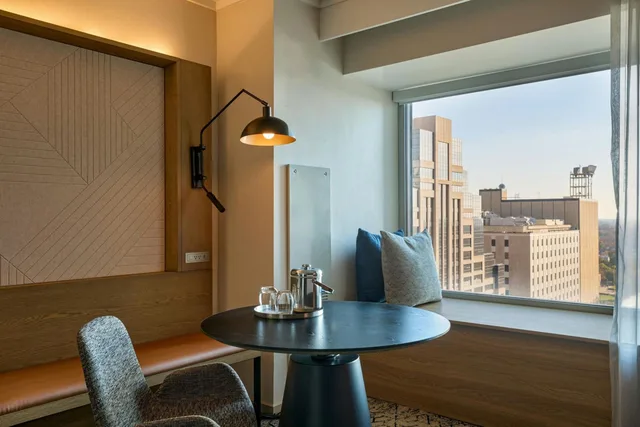 Guest Room, King Bed, City View, Low Floor, Sheraton Grand Sacramento 8/8