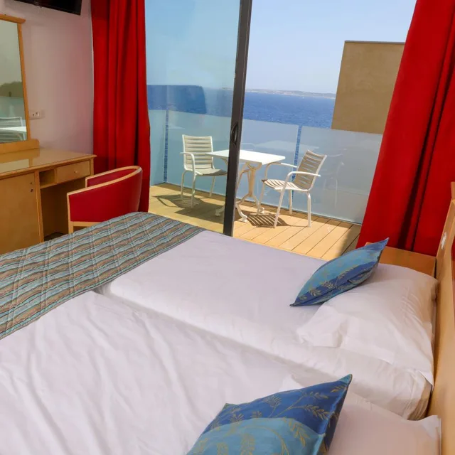 غرفة رباعية بإطلالة جزئية على البحر، Hotel Saint Christophe Calvi (ex Saint Christophe Corsica) 5/10