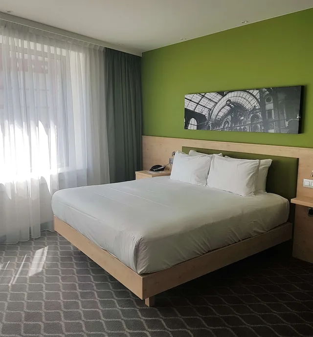 غرفة عائلية بسرير كينج مع أريكة بمطبخ صغير، Hampton by Hilton Antwerp Central Station 2/4