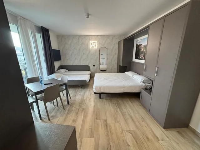 استوديو بسرير مزدوج وسريرين منفصلين بشرفة، Bis Hotel Varese (ex ibis Styles Varese) 1/2