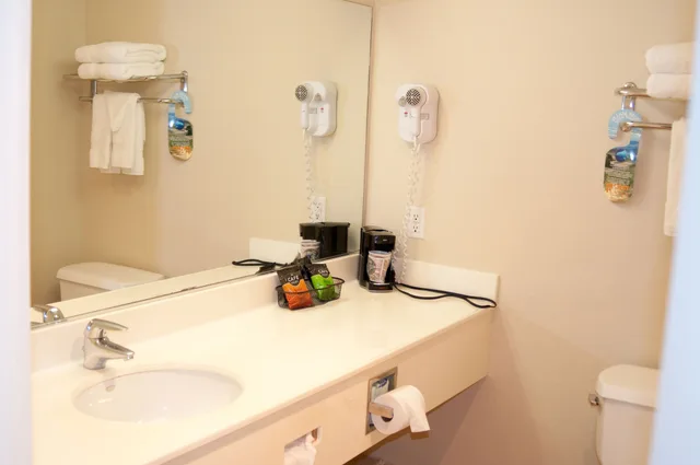 غرفة ديلوكس بسرير كوين، Lamplighter Inn Suites 2/2