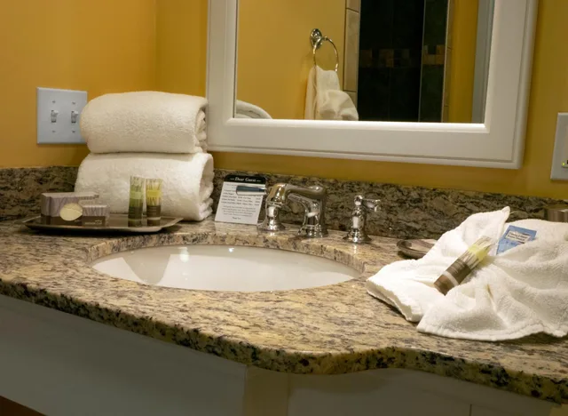غرفة بسرير كينج بإطلالة على البحيرة بشرفة، Watkins Glen Harbor Hotel 5/6