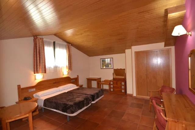 شقة سوبيريور بسرير مزدوج وسريرين منفصلين بإطلالة على الجبل مع أريكة، Apartamentos Sant Moritz 1/8