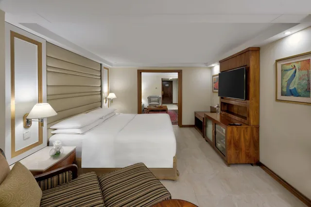جناح تنفيذي تنفيذي بسرير كينج مع دخول الصالة، ISLAMABAD MARRIOTT HOTEL 6/10