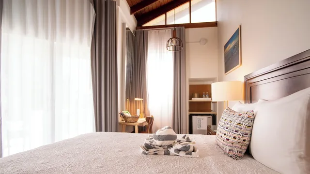 غرفة بسرير كوين بشرفة، The Lazy Parrot Inn Amp Mini Resort 3/7