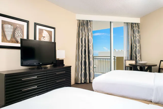 جناح بسرير كينج بغرفتي نوم بإطلالة جزئية على البحر، Doubletree By Hilton Ocean Point Resort – North Miami Beach 2/5