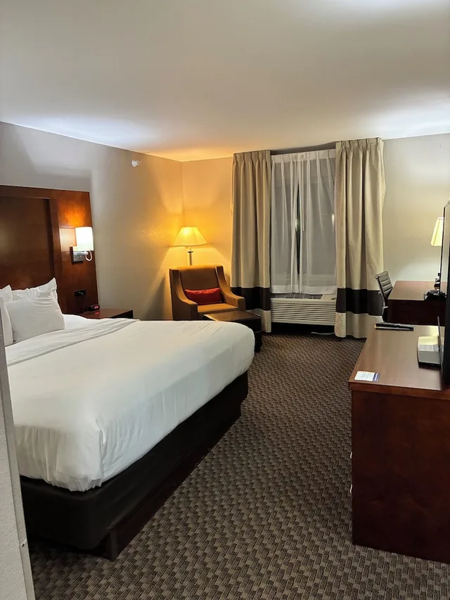 غرفة قياسية بسرير كينج، Comfort Inn & Suites Sterling CO 1/7