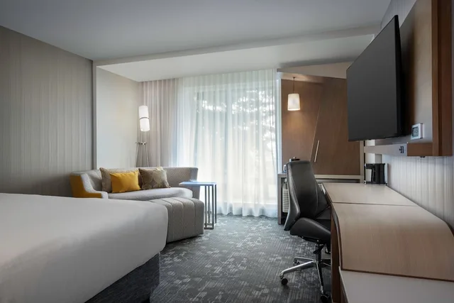 غرفة قياسية بسرير كينج، Courtyard By Marriott Nanaimo 1/6
