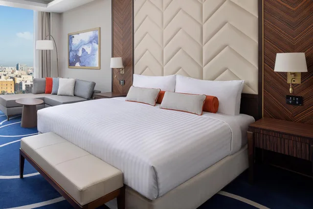 غرفة غراند ديلوكس بسرير كينج بإطلالة على المدينة، فندق ماريوت جدة طريق المدينة(Jeddah Marriott Hotel Madinah Road) 2/7