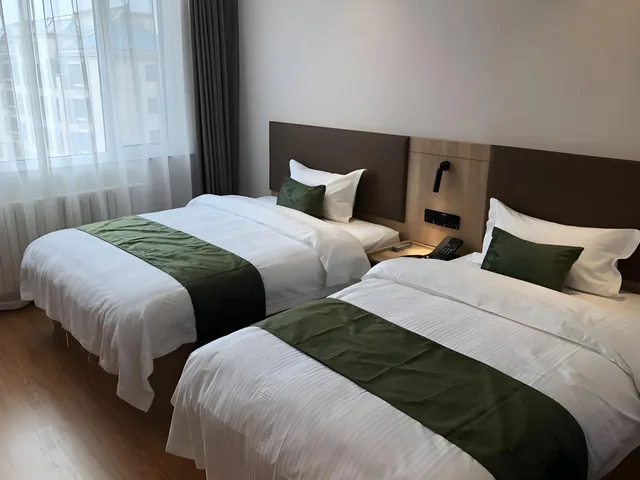غرفة عائلية بسرير كوين وسرير فردي، GreenTree Inn Qingdao Laixi High-speed Railway Station Shenzhen Road Express Hotel 1/2
