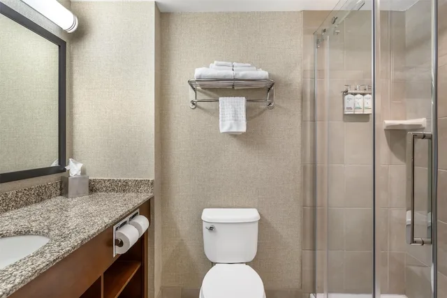 جناح بسرير كينج مع أريكة بحوض جاكوزي، Best Western Plus Service Inn and Suites 4/6