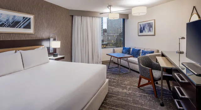 Room, King Bed, Capitol View, Sofa، Hyatt Regency Indianapolis 1/3