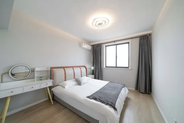 3 Bedrooms, Comfort, Apartment, 1 Double and 3 Queen Beds, Bathtub, Book and Bed-People's Square 3/10