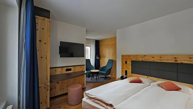 غرفة بسرير مزدوج وسرير فردي مع سرير إضافي، Laudinella Hotel 1/1