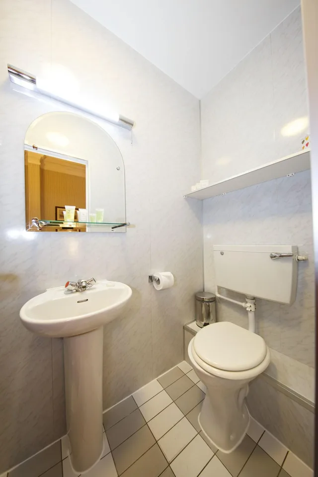 غرفة ثلاثية، Regency House 6/8