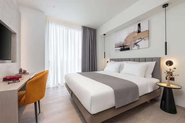 جناح غراند بسرير كينج بإطلالة على المدينة مع أريكة، Urban K Hotel Athens 2/3