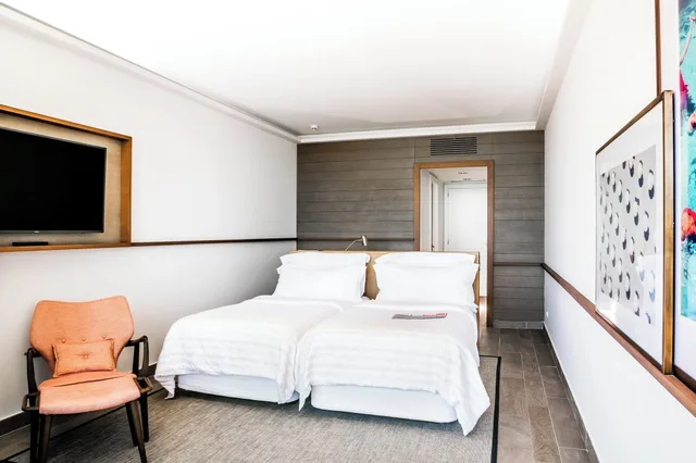 غرفة بريميوم بسرير كينج بإطلالة على البحر، Le Meridien Ra Beach Hotel And Spa 2/7