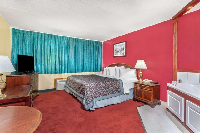 غرفة ثلاثية بسرير كينج، Days Inn by Wyndham Scranton PA 2/5