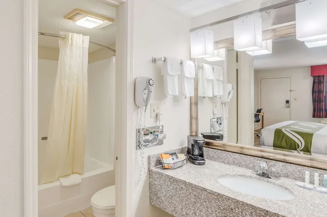 Room, King Bed, Smoking, Quality Inn and Suites Hot Springs Lake Hamilton 3/3