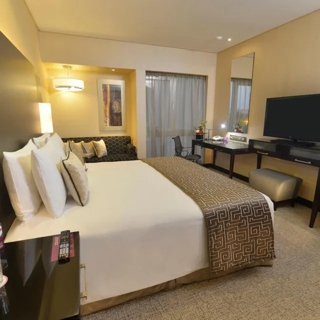 غرفة قياسية بسرير كينج بإطلالة على المسبح مع دخول الصالة للمدخنين، Crowne Plaza Bahrain 1/4